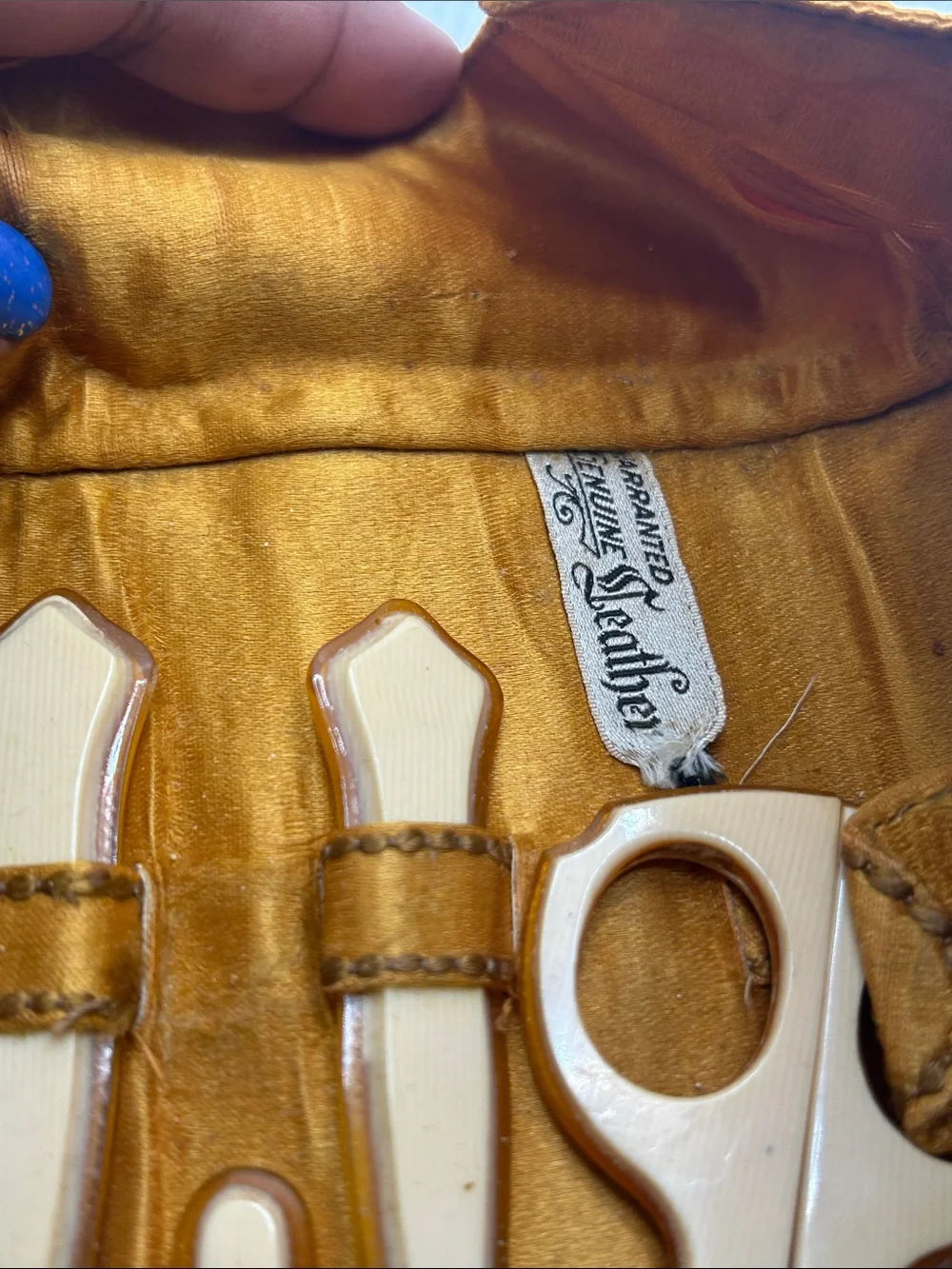Vintage Leather Women's Manicure Kit in Gold and Cream